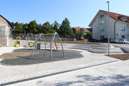 OGLED NOVEGA OTROŠKEGA IGRIŠČA NA RAKEKU 07 FOTO LJUBO VUKELIČ